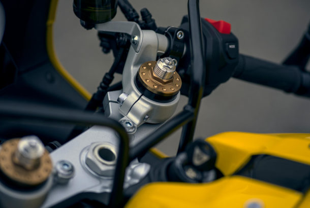 Držák řídítek nad horními brýlemi umožňuje sportovní jízdu a pohodlí na silnici