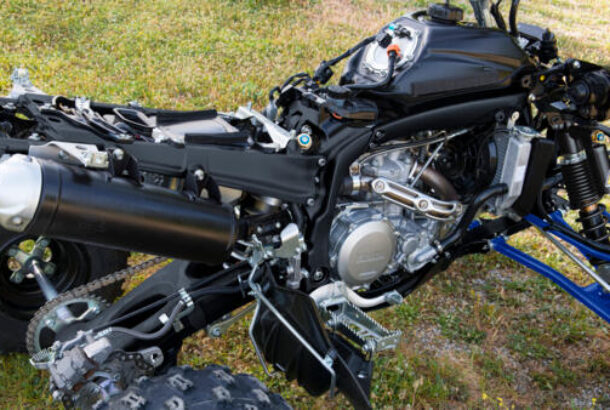 Povznesení závodění na čtyřkolkách na novou, vyšší úroveň.