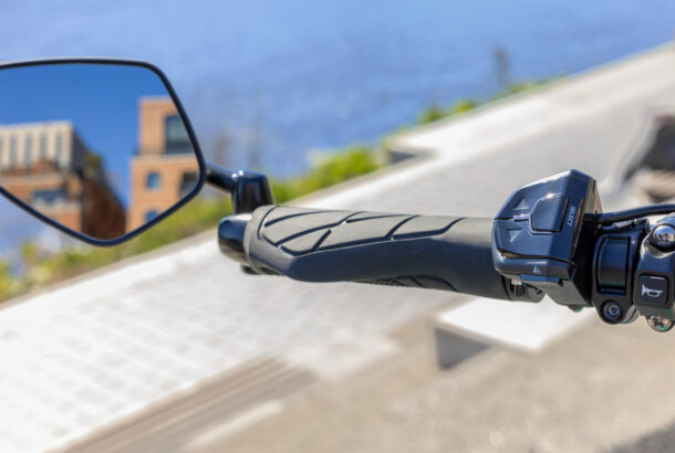 Zrcátko, klakson a ovládací prvky na řídítkách