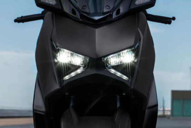 Radikální světlomet ve tvaru X