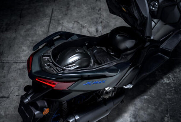 Úložný prostor pro 2 integrální přilby