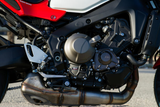 Lehké šasi ve stylu Deltabox, dlouhá kyvná vidlice