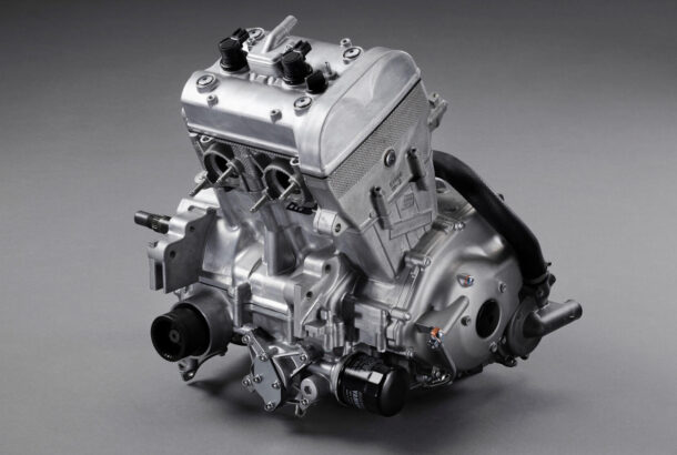 Výkonný dvouválcový motor o objemu 999 ccm