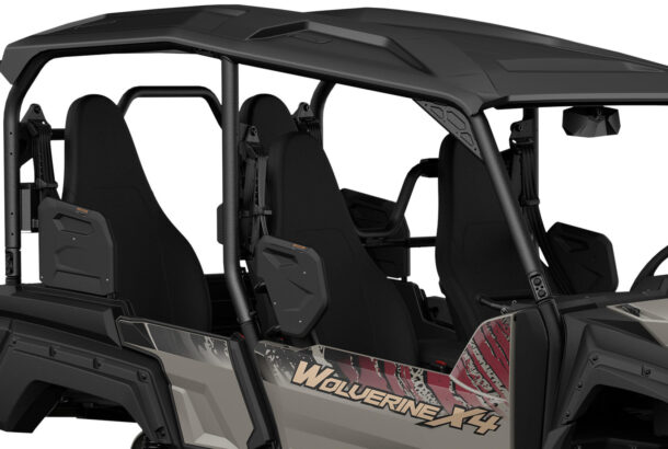 4 sedadla plné velikosti s vysokými opěradly