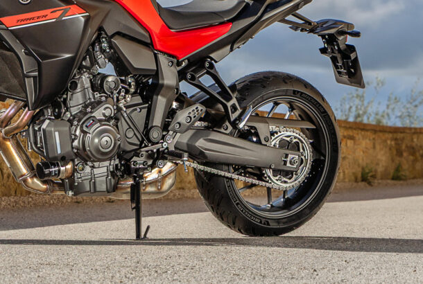 Upravený podvozek a kyvná vidlice se zvýšenou tuhostí