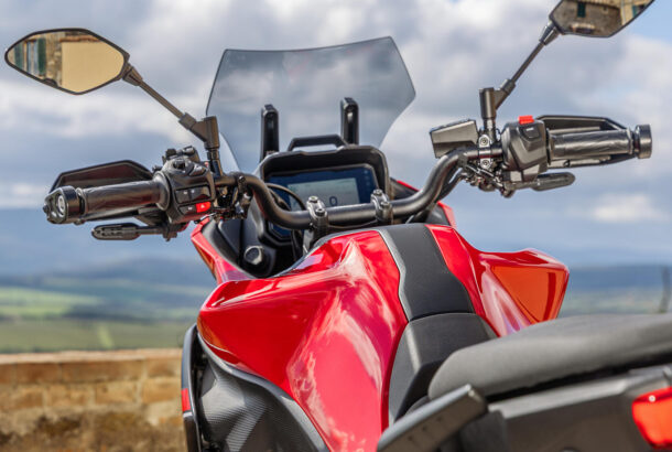 Větší ergonomická nádrž na 18 l paliva