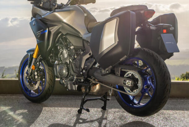 Upravený podvozek a kyvná vidlice se zvýšenou tuhostí