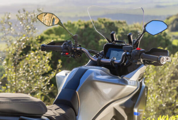 Větší ergonomická nádrž na 18 l paliva