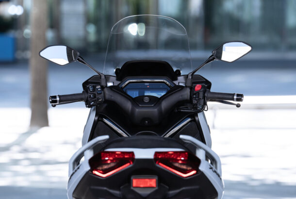 Elektricky nastavitelný čelní štít