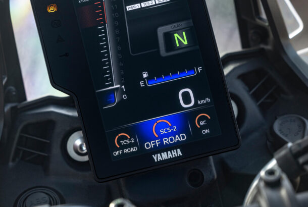 Systém řízení trakce zohledňující náklon, protismykový systém a ABS / ovládání brzd