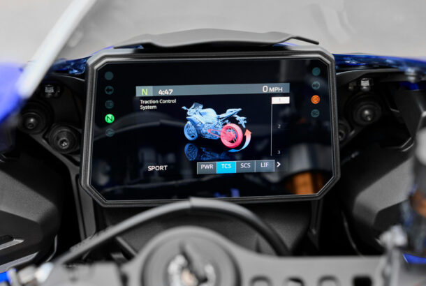  Pomocné systémy citlivé na  náklon, včetně kontroly trakce,  kontroly smyku a kontroly  brzdění