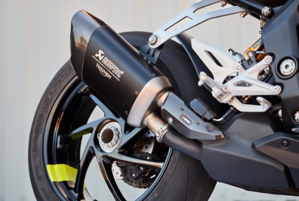 Lehkost a zvuk titanového výfuku